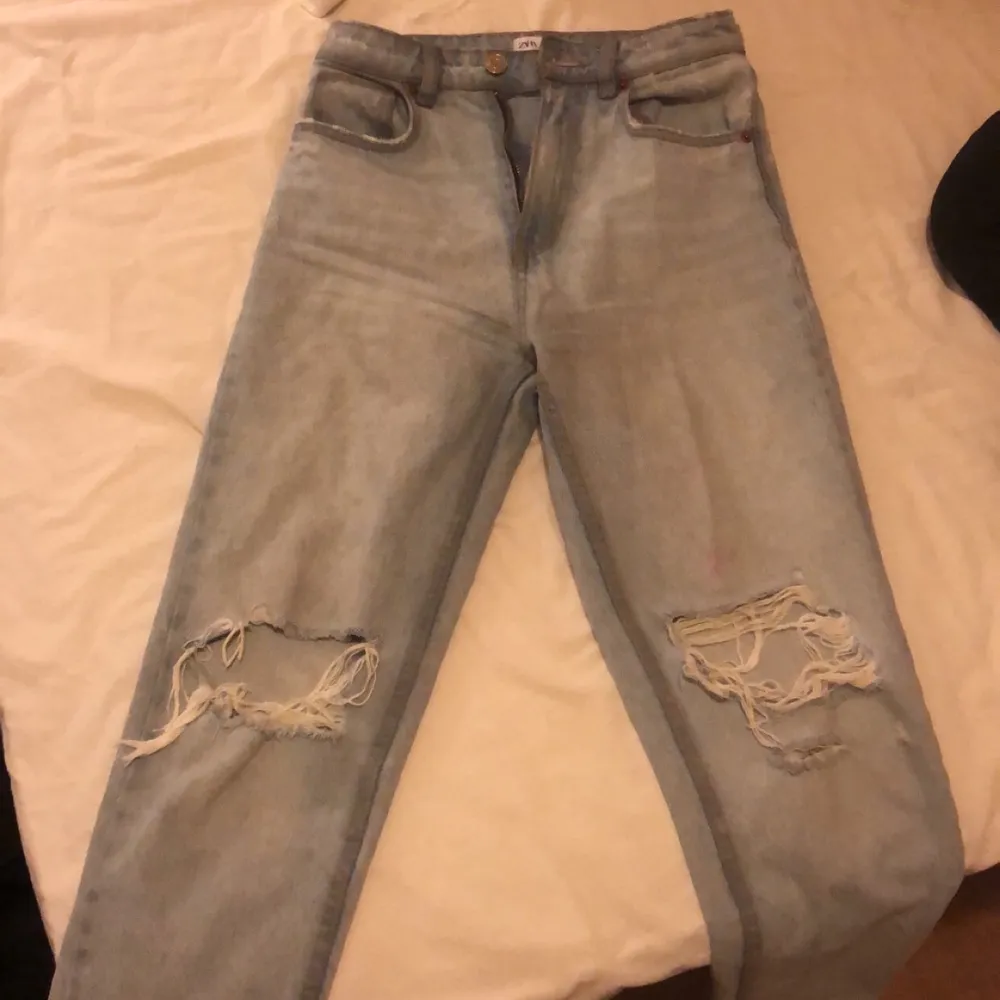 Ett par ljusblåa jeans från zara . Jeans & Byxor.
