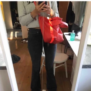 Väska - Snygg rödorange väska från zara. Aldrig använd då jag köpte en annan liknande direkt efter. 