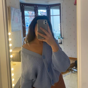Trendig blå tröja/cardigan 💙 - Säljer denna superfina blå tröjan i storlek XS, men är lite oversized i storleken så passar mig som vanligtvis är S 💙 köparen står för frakt, buda gärna från 200kr och uppåt! 