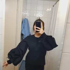 Tröja med puffiga ärmar från H&M  - Helt ny
