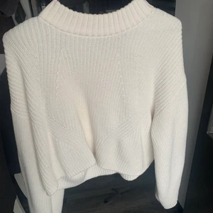 Vit stickad tröja  - Vit stickad tröja ifrån Gina, stl Xs men passar S