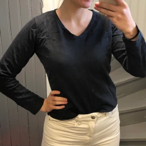 Mörkblå tröja  - Storlek 38, passar 34-38 beroende på hur du vill att den ska sitta. Jag är storlek 38-40 så för mig är den lite liten. Skön stickad tröja. Ostruken på bilderna, men inte nopprig eller liknande och lite använd. Samfraktar!