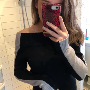 Stickad tröja - Stickad off shoulder tröja köpt från Linn Ahlborgskollektion med Nakd. Använd få gånger och är i väldigt bra skick. Långärm med en grå snygg detalj vid sidorna av ärmarna. Är en XXS, men passar mig som oftast har XS/S alltså är den lite större i modellen. 