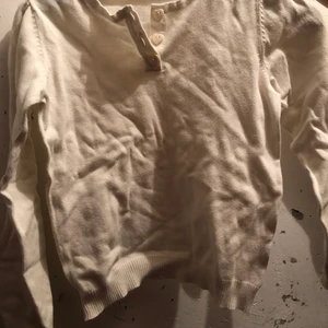 Kofta  - Säljer en fin kofta för barn, sitter väldigt bekväm och en lätt basic kofta för alla årstider. 