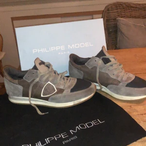 Philippe model - Storlek 42. Inköpta för 2799 på W19 i Göteborg. Knappt använda, lite svart på sulan längst fram ( se sista bild ) , går förmodligen bort om man försöker. 