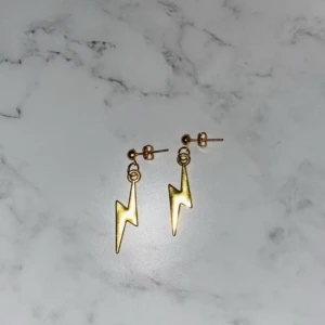Blixt örhängen  - Blixt örhängen i guld färg!😍 49 kr inklusive 11 kr frakt💕 Finns även i silver färg och i äkta silver, (äkta silver 99 kr)✨