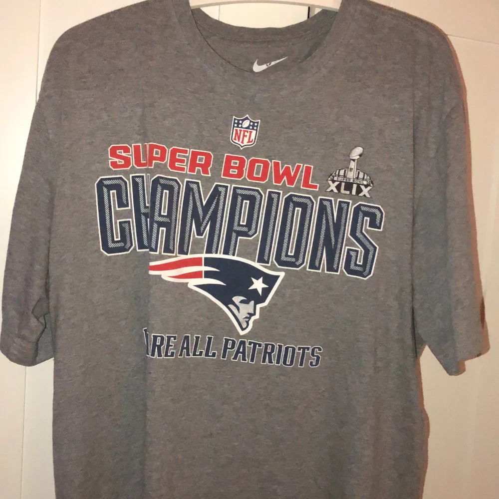 Grå New England Patriots T-Shirt. Storlek XL passar lite oversized. Skick 8/10.. T-shirts.