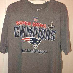 Grå New England Patriots T-Shirt. Storlek XL passar lite oversized. Skick 8/10.