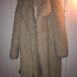 Fluffjacka från veromoda  - Jacka som är rak i modellen från veromoda. Använd fåtal gånger.