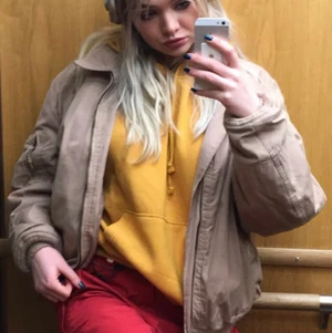 oversized beige jacka✨✨ - Köpt secondhand jättefin o varm så man kan ha den på vintern med en fleece under!💞  Oversized skitsnygg fit✨💟       Budgivning gäller så det är bara att skriva i kommentarerna vad du skulle vilja köpa den för✨✨💞💞