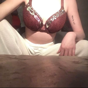 egengjord bh💞🌪🗝💟 - Dekorerade en bh lite💫💗💎 Det är spegel på ena sida men den är inte så vassa men var lite försiktig💓💞 buda i kommentarerna och fråga vad som helst om du undrar något✨🤍🤍 jag kan mötas i stockholm och frakta:)💓✨💫💟💎