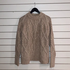 Stickad tröja - En overzised stickad tröja i fint skick 💙💙 Säljer då den tyvärr inte kommer till användning 