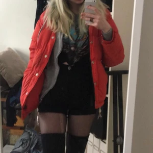 Röd fluffy jacka💋 - Köpte secondhand den e medeltjock o går ner lite längre så den ser lite unik ut🗝❤️💋 Buda i kommentarerna eller skriv privat, pris går alltid att diskuteras🪙❤️💯 Om du undrar något är det bara att skriva💗