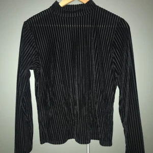 Monki mesh-top - Nästan oanvänd randig top från monki. Gjord i mesh men inte helt genomskinlig! ✨