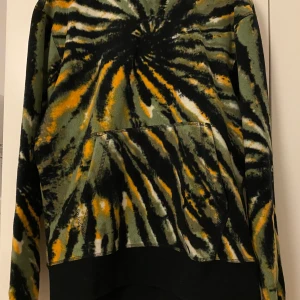 Fleecetröja  - Svin snygg Hoodie från Weekday i fleece material. Säljer pga att de e inte är min stil längre. Knappt använd, nyskick. Köparen står för frakten 45 kr. Önskas fler bilder skicka meddelande 