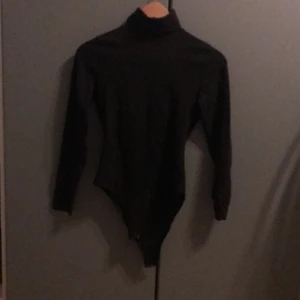 Svart turtleneck-body - Secondhand vintage body, finns ingen storlek men ungefär S på mig ✨