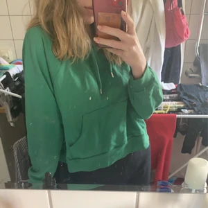 Grön hoodie! - Mörk grön hoodie, köpt från monki (längesen). Mysig och fin färg.