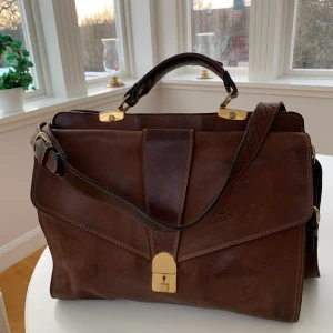 Vintageväska i äkta skinn! - Perfekt väska till din dator och dina böcker! Avtagbar axelrem. Bredd 37 cm, höjd 26 cm. Mjukt och följsamt skinn. 