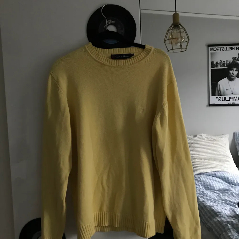 En gul ”collage tröja” köpt secondhand. Jätteskönt material, är i bra skick och perfekt till våren!! . Tröjor & Koftor.