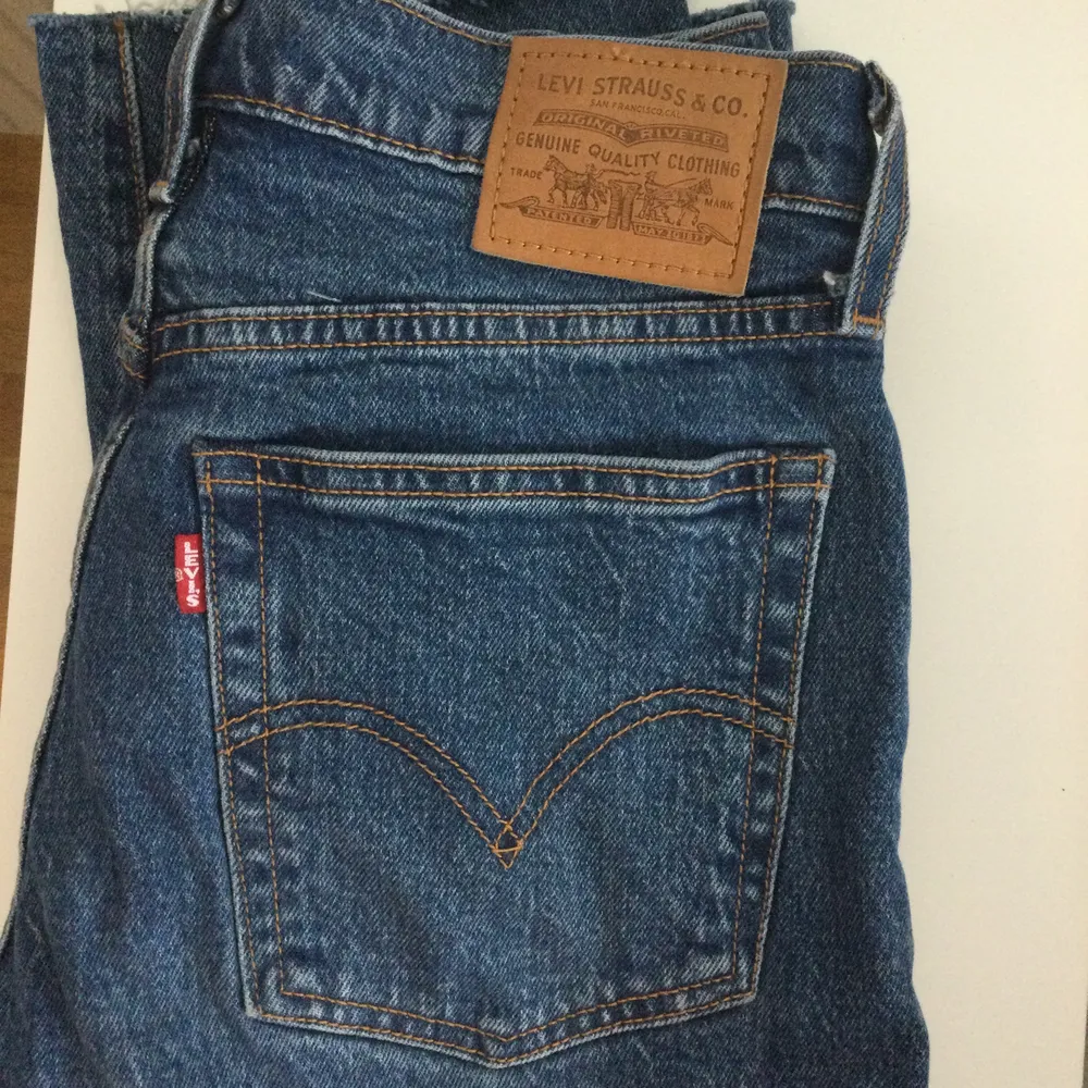 Nya Levi’s jeans, nypris 1199kr. Modell ”wedgie straight” i storlek 26/28. . Jeans & Byxor.