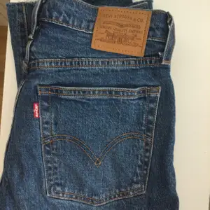 Nya Levi’s jeans, nypris 1199kr. Modell ”wedgie straight” i storlek 26/28. 