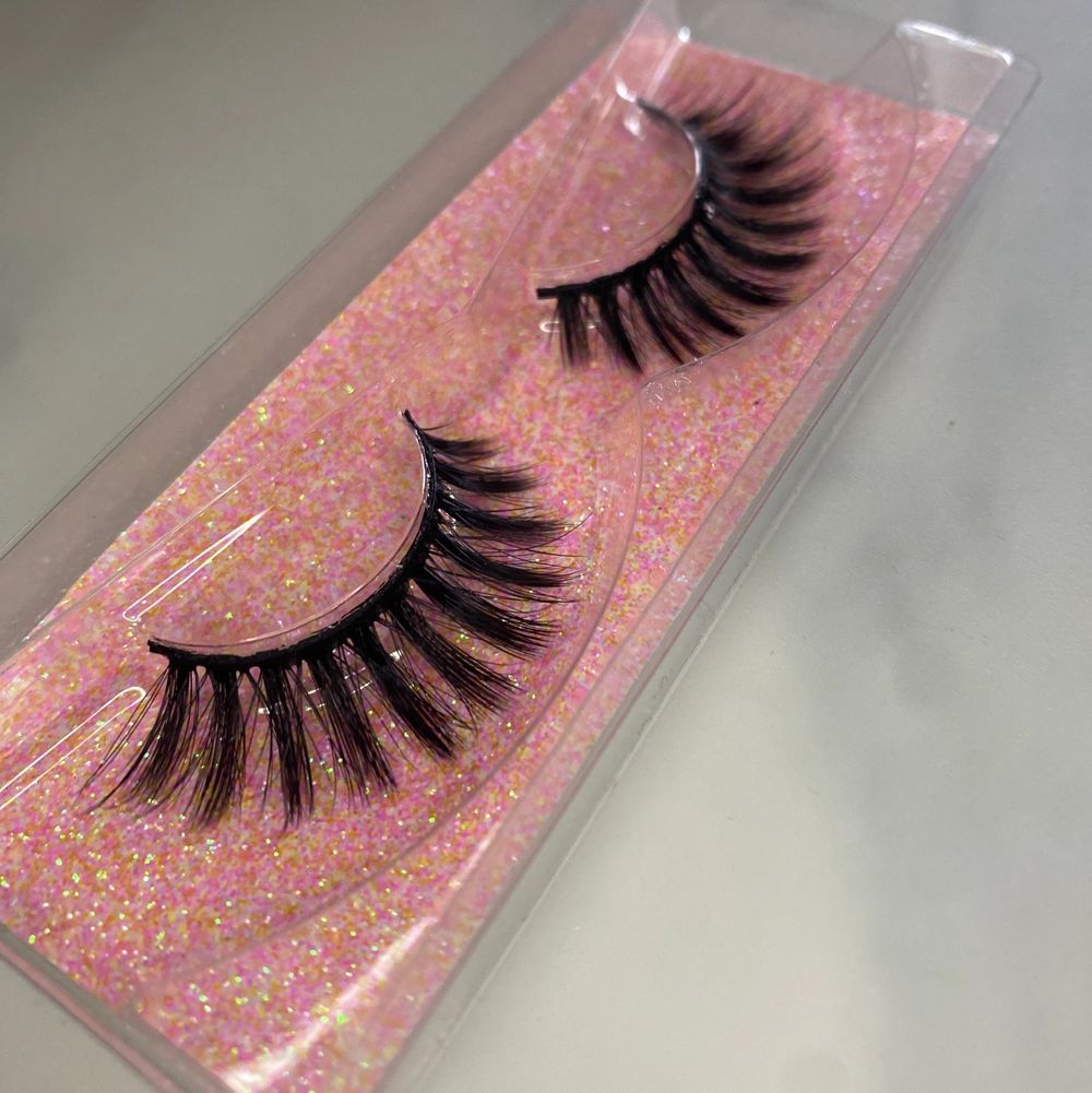 Förvandla din look med ett par fransar från Yaazbeauty. Dessa överdådiga fransar ger en otroligt längd med en känsla av lyx. Fransarna är mjuka, lätta och återanvändbara vid skötsel. Fransarna passar vid alla möjliga tillfällen. OBS!Lim säljs separat.. Accessoarer.