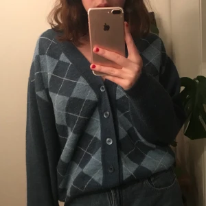 Kofta - Fin kofta, finns inte storlek men som referens e jag s/m. Hör av er vid intresse!❤️ högsta bud 145