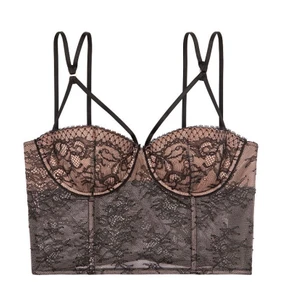 Korsett från Victoria Secret  - Världens finaste korsett från VS, helt oanvänd och har prislapp kvar!! Säljer pga att den är för liten :/ strl 34DD vilket motsvarar typ en 75C. Köpt för 1000kr. Frakt ingår!