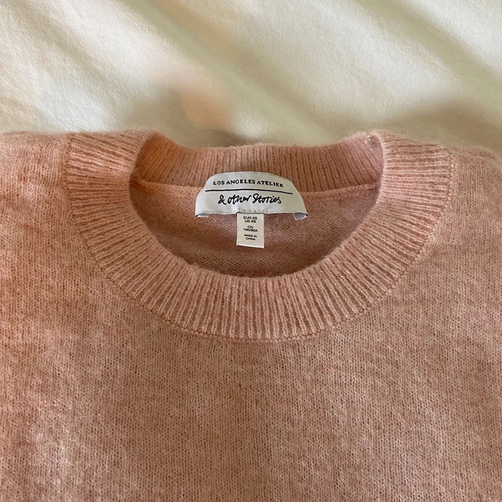Säljer en fin tröja i bra skick! Färgen är en blandning mellan rosa och beige, men mer åt det rosa hållet. Betalning sker via swish och köparen står för frakten 💕. Tröjor & Koftor.