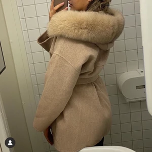 Vinterkappa med päls Beige - Vinterkappa med äkta päls, avtagbar! Köpes för ca 1 månad sen för 1,900kr . Jackan är använt ett fåtal gånger och är i ny skick☺️  Storlek S ( minsta ) och är lite oversized i modellen ☺️ Kontakta gärna privat för fler bilder! 