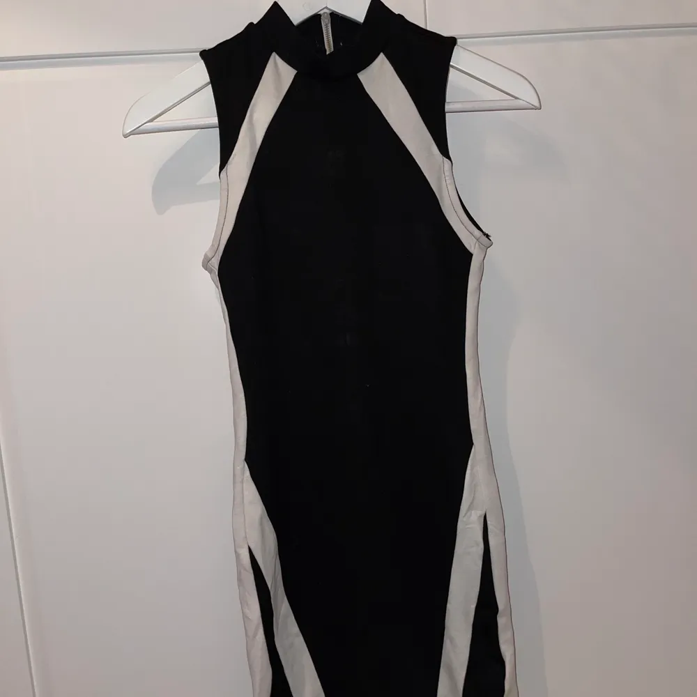 Säljer denna superfina klänning som jag endast använt 2-3 gånger. Köptes från bikbok för några år sedan den är som ny. Den sitter exakt på kroppen och ger den perfekta formen. Klänningar.