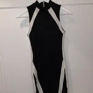 Säljer denna superfina klänning som jag endast använt 2-3 gånger. Köptes från bikbok för några år sedan den är som ny. Den sitter exakt på kroppen och ger den perfekta formen