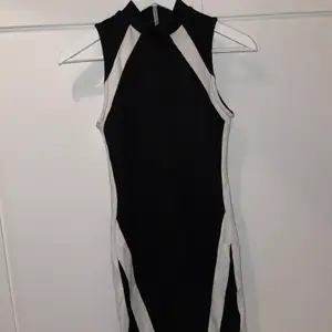 Säljer denna superfina klänning som jag endast använt 2-3 gånger. Köptes från bikbok för några år sedan den är som ny. Den sitter exakt på kroppen och ger den perfekta formen