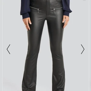 Jeans - Säljer ett par bootcut jeans i läder storlek 34!