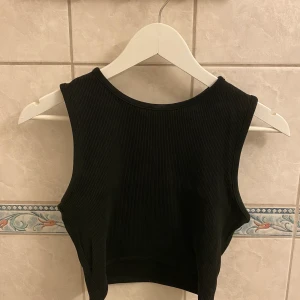 Svart topp från weekday - Ursnygg croppad topp från weekday, sparsamt använd. Frakt ingår ej💚