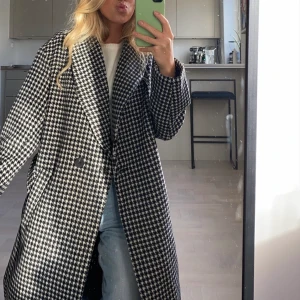 Lång kappa - Frakt tillkommer 66kr (jag är 1.64) budet är just nu 480kr + frakt. Budgivningen avslutas idag 14.00