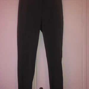 Kostymbyxor - Gråa kostymbyxor från selected, säljer för jag vuxit ur dom. Mycket gott skick