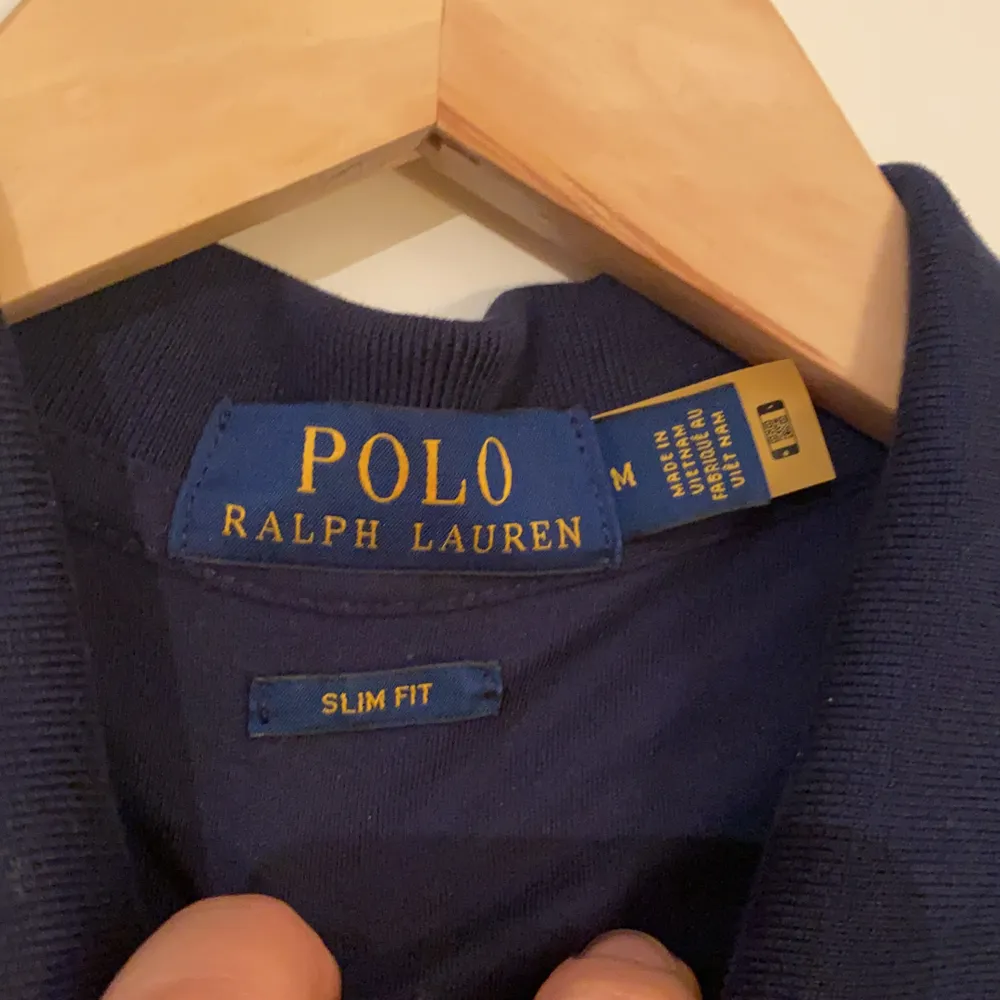 Marinblå kortärmad piké från Polo Ralph Lauren som är i nyskick, använd några gånger. Broderad logga på vänster bröst. PRIS KAN DISKUTERAS!!!. Övrigt.