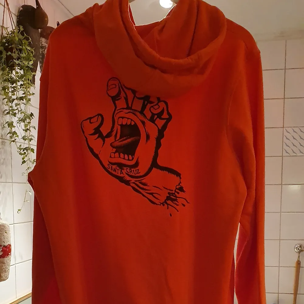 En vintage orange hoodie tröja I  mycket bra skick och användade cirka 4 dager passar S_L beror på hur man vill ha på sig  och sitter som över size. Passar till båda kön. Finns fler bilder och bud i kommenterna inclusiv frakt.Köp direct 529. Hoodies.