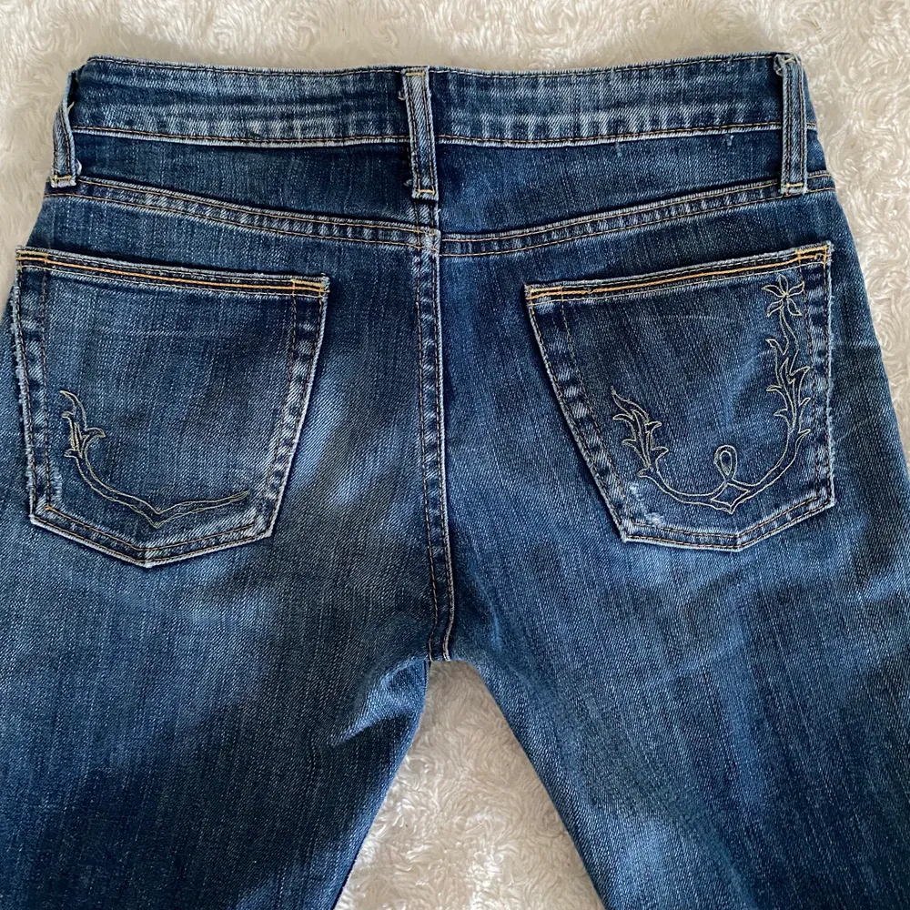 Lågmidjade vintage jeans från Replay i superfint skick! Passar mig som är 170 men även kortare. Strl 27 i midja men skulle snarare säga 25/26💖. Jeans & Byxor.