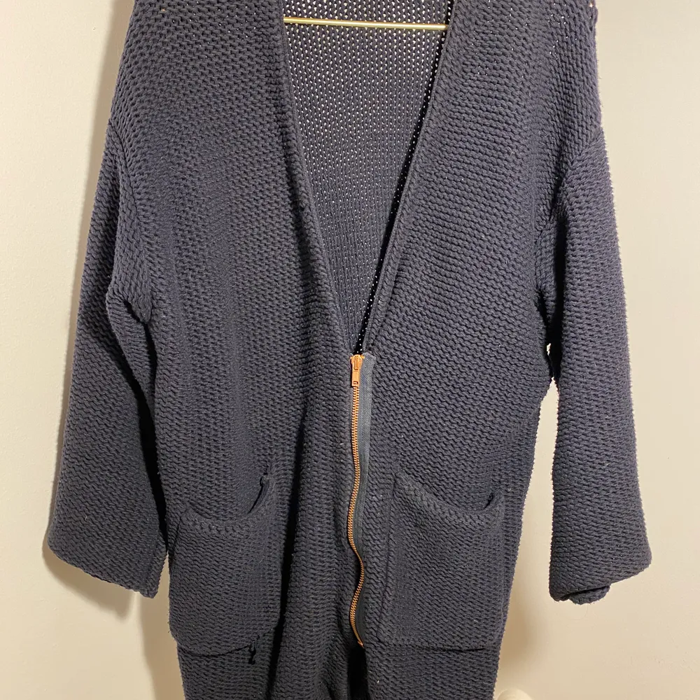 Mörkblå chunky knit zip cardi från Filippa K. Roseguldfärgad dragkedja. . Stickat.
