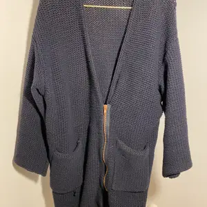 Mörkblå chunky knit zip cardi från Filippa K. Roseguldfärgad dragkedja. 