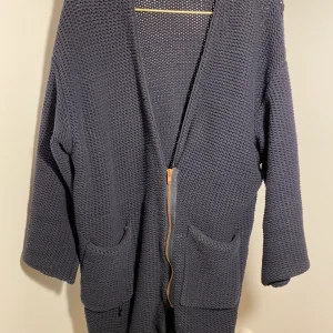 Kofta Filippa K - Mörkblå chunky knit zip cardi från Filippa K. Roseguldfärgad dragkedja. 