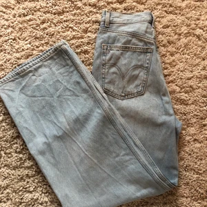 Vida Levis jeans - Levis jeans i modellen high loose i ljus tvätt. Bra skick, fler bilder på passform kan skickas vid förfrågan.