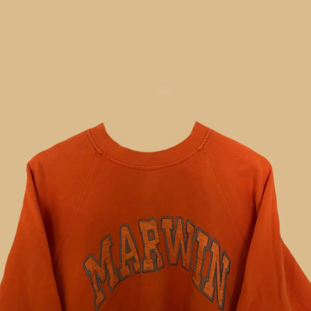 Vintage College Sweatshirt från Marwin Sports i riktigt fin orange färg. Tröjan är i väldigt bra skick och passar som en TTS Medium. Tröjor & Koftor.