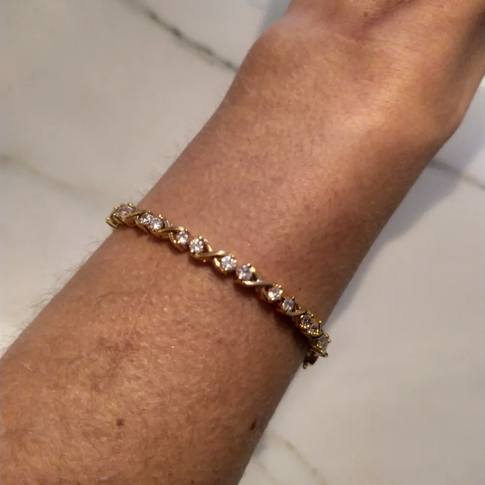 Fint armband guldpläterad med Swarovski stenar som verkligen glittrar . Accessoarer.