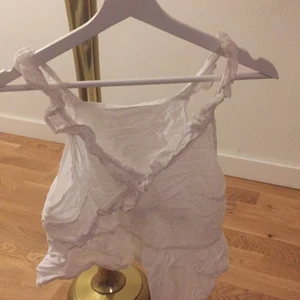 Jättefint vitt linne med Volanger - Perfekr till sommaren❣️