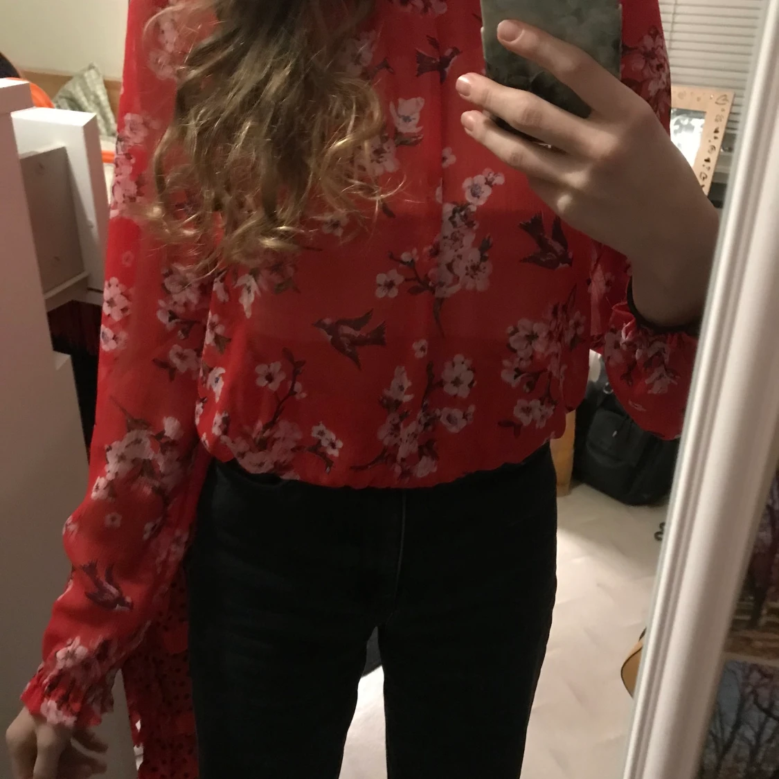 Blommig blus i färgen röd