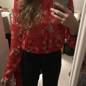 Blommig blus i färgen röd - Säljer en röd blommig blus i stl 164. Använd ändats 1 gång. Den säljs för att jag aldrig använder den. Bra skick.