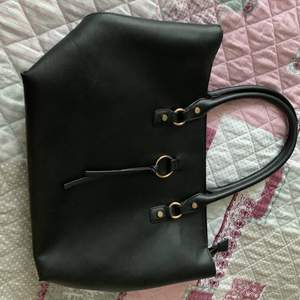 svart väska  köptes från kappahi den är ny